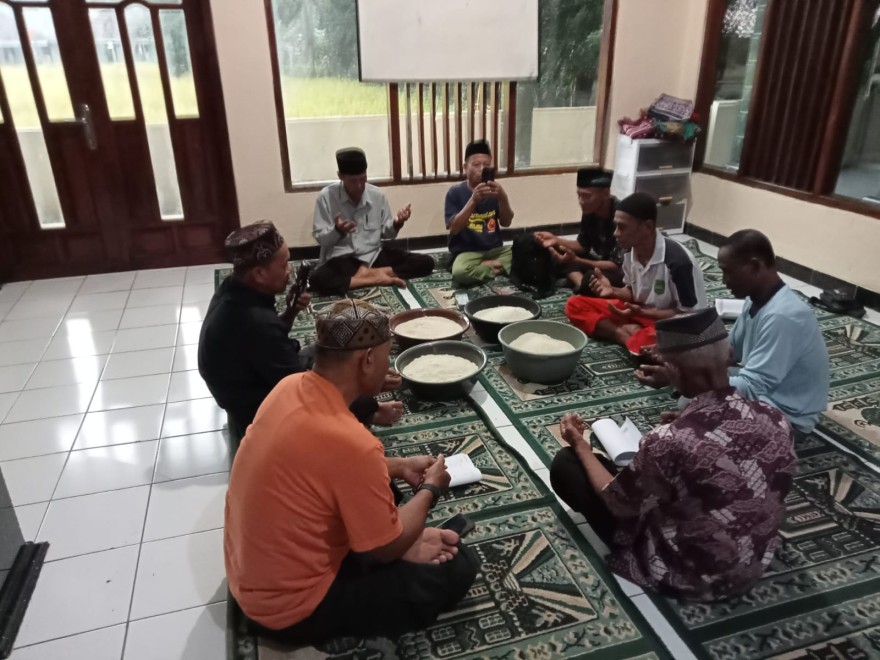 Upz tiap RW di Desa Batusari sudah mulai menerima Zakat fitrah dari warga Desa
